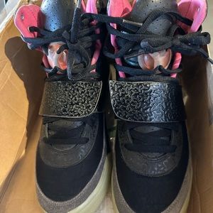 Have box comes with shoes no lid . Used but a lot of life left . Very rare shoe